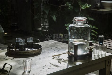 鲁恩装有水和一杯的玻璃罐放置在泰国RuenThaihish美丽的树高清图片下载-正版图片307505952-摄图网