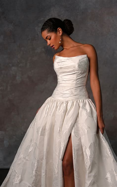 Taffeta Ballgown Wedding Dress with Sculpted Bodice & Bubble Hem