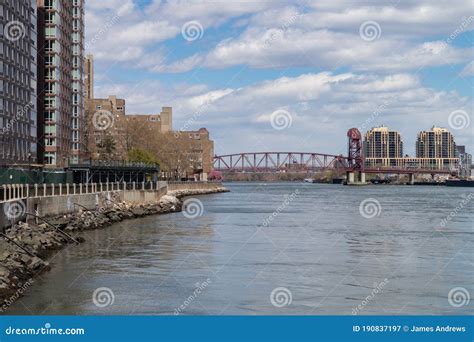 The East River with the Roosevelt Island Bridge between Roosevelt ...