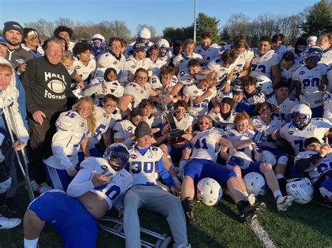 Week 11 CT High School Football Roundup: Late TD lifts Hall past Conard ...