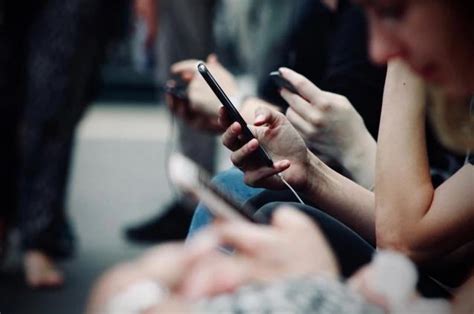 研究：“手机上瘾”会影响大脑的形状和大小 | 喇叭花