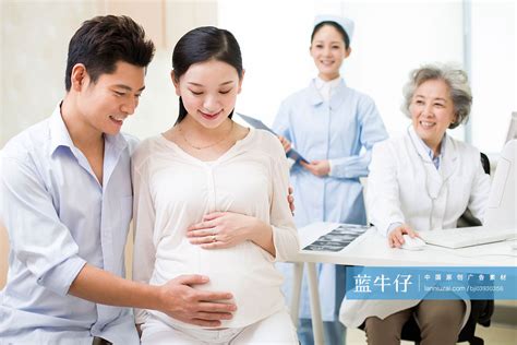 孕妇在丈夫的陪同下做产检-蓝牛仔影像-中国原创广告影像素材