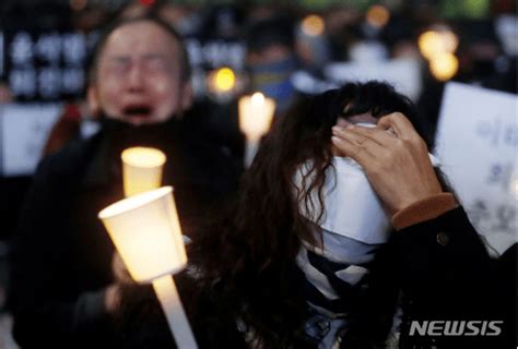 韩媒：首尔市中心爆发大规模追悼烛光集会，参加者近6万人_事故_活动_遇难者