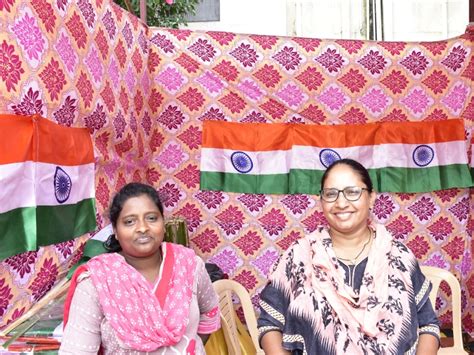 Sisters of the Jotrai Sakhi Mandal in the sale of tricolor in Tapi ...