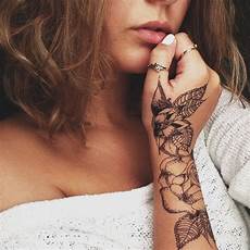 tatuaggi fiori braccia tatuaggi femminili donna con un grande tatuaggio sul tatuaggi fiori braccia tatuaggi femminili donna con un grande tatuaggio sul