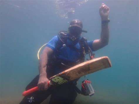 ஆழ்கடலில் கிரிக்கெட் விளையாடி சிஎஸ்கே அணியை வாழ்த்திய ஆழ்கடல் நீச்சல் ...