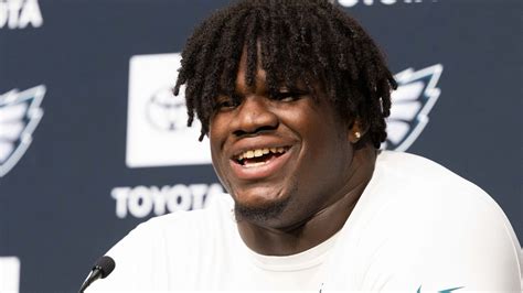 Georgia's Jordan Davis wears Alabama football gear in apparent lost bet