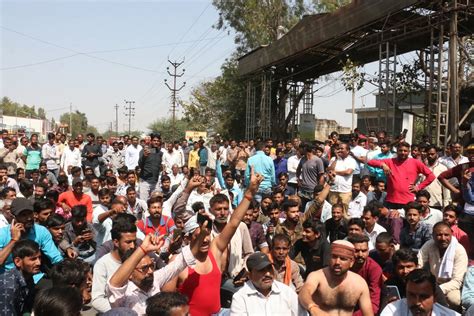 Indore: Farmers stage demo at Laxmibai Nagar Mandi