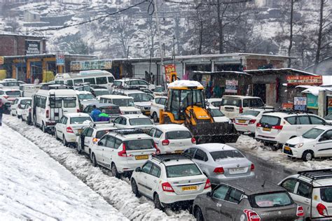 Heavy snowfall disrupts life in Kashmir; Flights, rail services ...