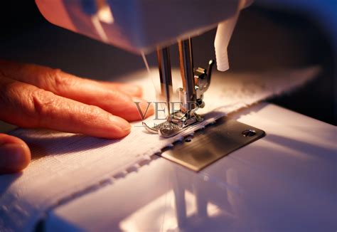 裁缝在缝纫机上工作图片-商业图片-正版原创图片下载购买-VEER图片库