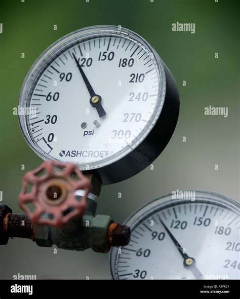 Pressure per square inch hi-res stock photography and images - Alamy