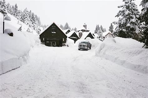 Jeremy Renner shares photo of badly bruised face from hospital bed: 'I'm too messed up'