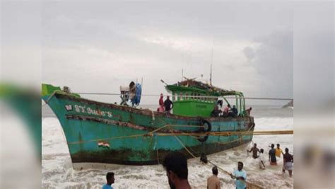 விசைப்படகு,கடற்கரை முகத்துவாரத்தில் சிக்கிக் கொண்ட விசைப்படகு; போராடி ...