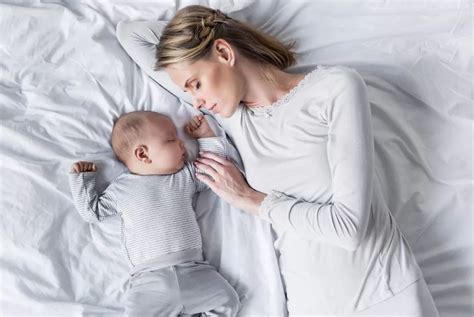婴儿第二个月睡觉不踏实总挣扎（宝宝睡觉总喜欢举手）-幼儿百科-魔术铺