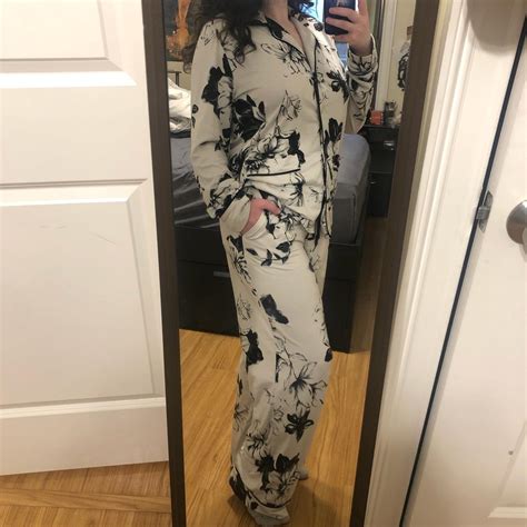 Simply Vera Vera wang luxurious 2 piece pajama set... - Depop