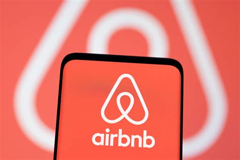 Airbnb forecasts fewer bookings, lower prices in Q2; shares slump | Reuters