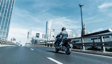 Yamaha NMAX 125 2025: caratteristiche, design, versioni, motore, prezzi ...