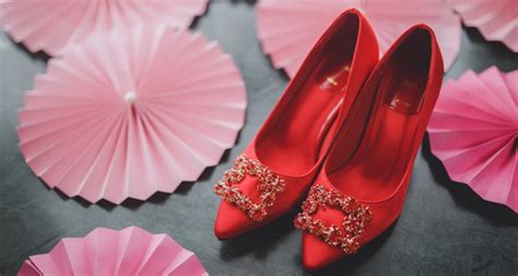 女人梦见自己穿红色鞋是什么意思 梦见自己穿红色鞋预兆什么 - 万年历