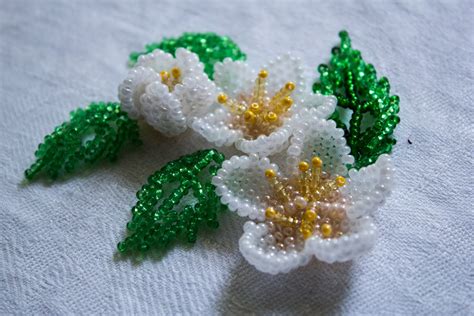 Beaded flowers ~ Seed Bead Tutorials | Seed Bead Tutorials | Pinterest ...