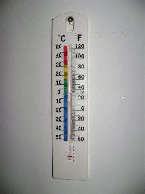 um termômetro defeituoso esta graduado na escala Fahrenheit, indicando ...