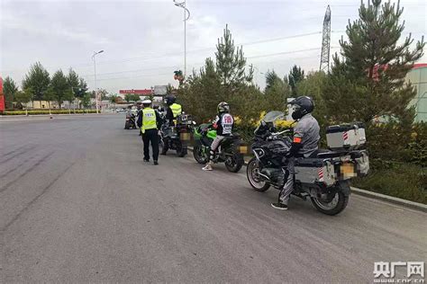 宁夏：10辆摩托车组队狂奔 高速交警及时拦截_央广网