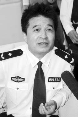 维权网: 北京警察、城管强拆资深媒体人高瑜住宅外建筑（图）