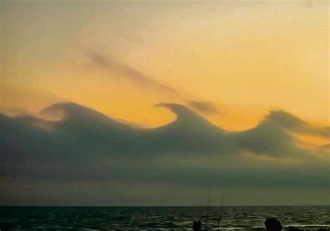 Nubes como olas en la costa del área de Barcelona