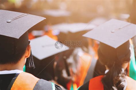 文凭泰国毕业生步行参加大学的毕业典礼在大学毕业典礼上快乐的高清图片下载-正版图片308007733-摄图网
