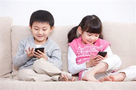 长期玩手机对儿童大脑有什么影响 孩子玩手机上瘾怎么办 _八宝网