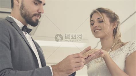 喜悦的情侣在准备订婚仪式高清图片下载-正版图片302424341-摄图网