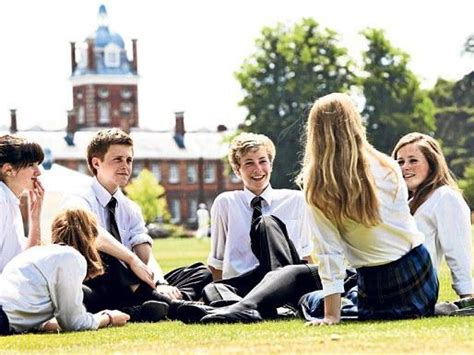 走进英国中学：入读公立需买房 私立学费高达6万