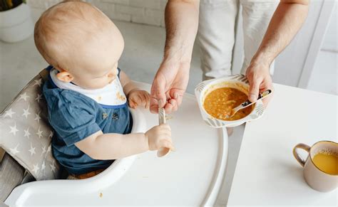 बच्चे को सॉलिड खिलाना शुरू करने पर ये 5 गलितयां कर देते हैं पैरेंट्स ...