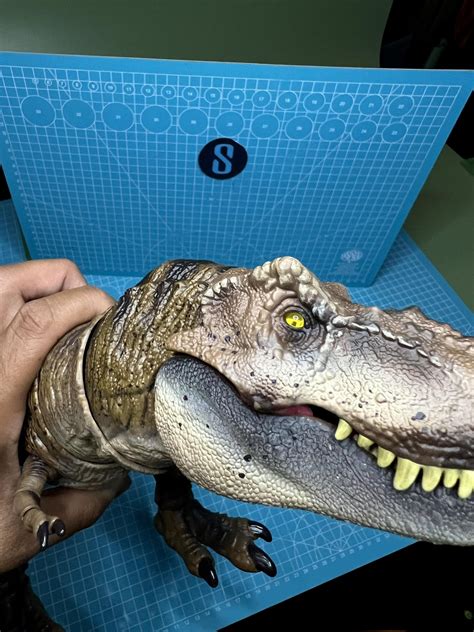 This T-rex eyes will follow you depending on how you turn the head : r ...