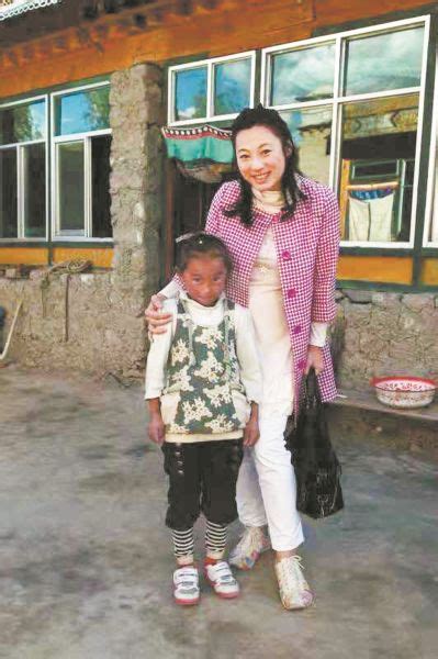 中新网湖北 湖北新闻网 11年前被武汉妈妈领养的藏族女孩回到西藏上大学了