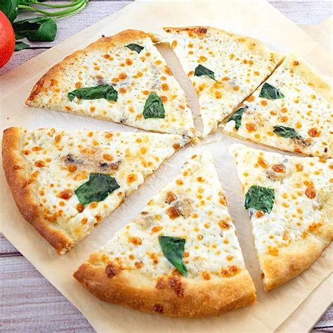 🍕 White Pizza – The Creamy, Cheese-filled Italian Delight – New and Tips