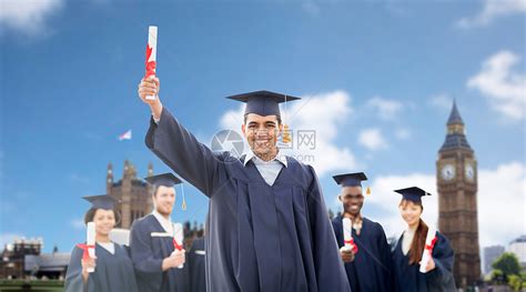 教育,毕业人的群快乐的国际学生黑板学士学位礼服与文凭伦敦背景高清图片下载-正版图片300404346-摄图网