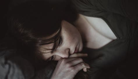 10 Subtle Signs and Symptoms of an Inferiority Complex - lifeberrys.com