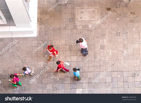 Business People Walking High View 的图像结果