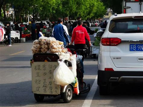 邢台123：团结西大街至孔村路路段小商小贩占道经营严重影响交通，周边居民上下班非常不方便。