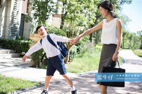 年轻妈妈送孩子去上学-蓝牛仔影像-中国原创广告影像素材