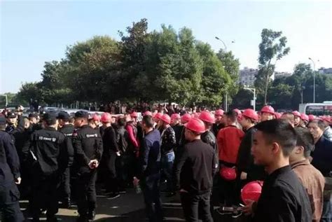 突发：岳阳八字门发生一起风波，数百名头戴红盔人员涌入市场…