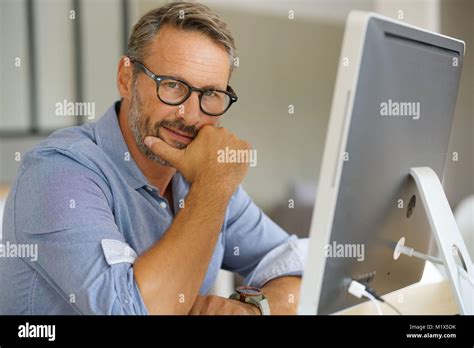 Businessman On Computer 的图像结果