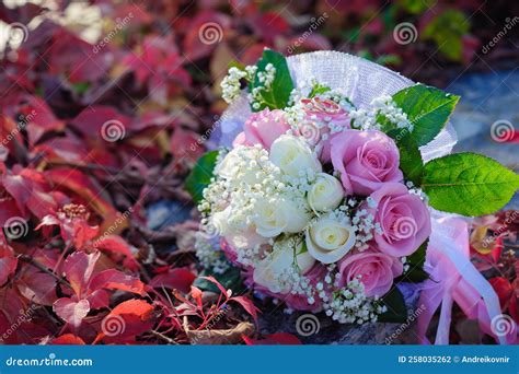 Bridal Wedding Bouquet of Flowers with Golden Rings. Wedding Bouquet of ...