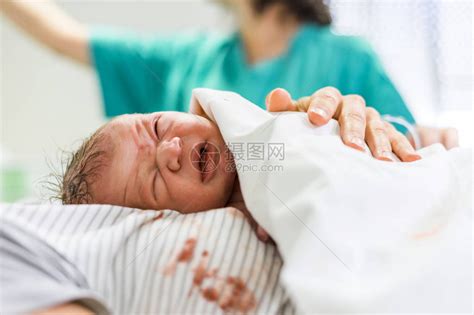 新生儿婴男孩在背景中与医院工作高清图片下载-正版图片503017139-摄图网