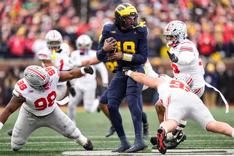 Should Michigan's Jaishawn Barham been ejected for headbutting ref?