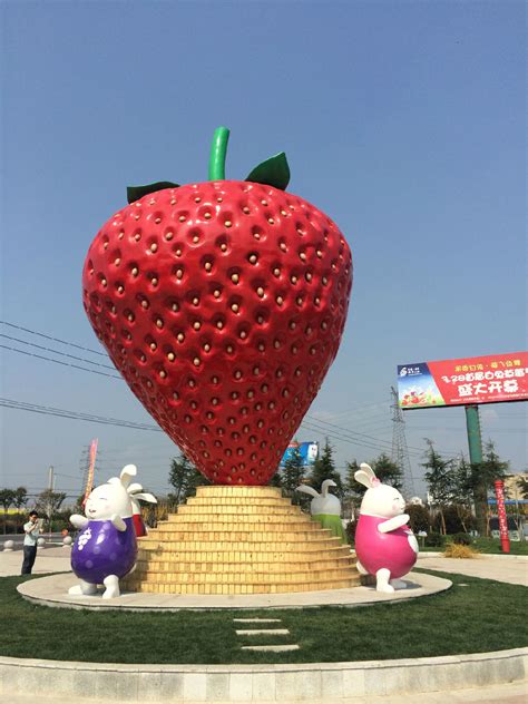 安徽华派雕塑——分享草莓雕塑创作。