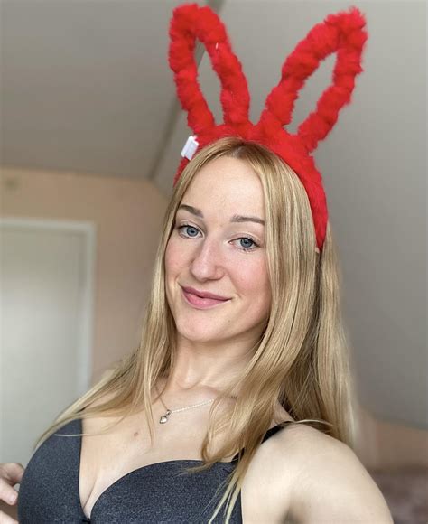 This blond bunny is missing smth, Emily : r/AltBlonde