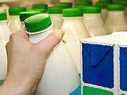 real bietet bei Eigenmarken wieder normale Frischmilch an | agrarheute.com