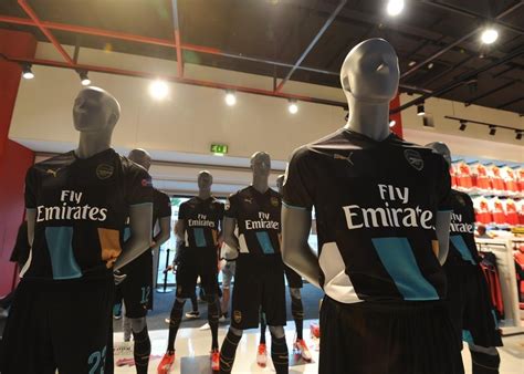 Pictures: Cup kit on sale in the Armoury | News | Arsenal.com