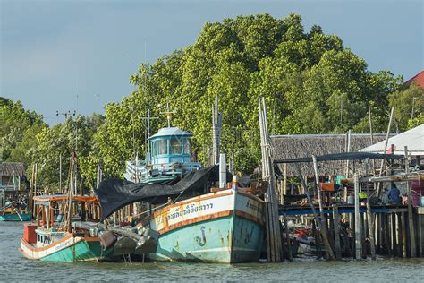 泰国萨穆塔洪201710月11日泰国a海边地区的沿海渔船泰国萨穆塔洪高清图片下载-正版图片300862129-摄图网